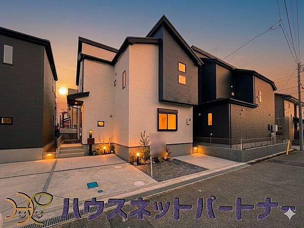 街に溶け合う美しい景観と、採光を考えて設計された間取り。照明等はイメージです。