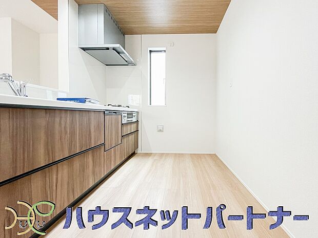 カウンターキッチンは広くて収納力もあるので、快適に料理をすることができます。食器や炊事用具を手の届くところに配置しやすいため調理もスピーディーです。