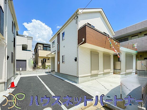 堂々たる趣ながら、主張し過ぎずどこか余裕を感じさせるシャープなフォルムで佇む邸宅は、晴天の空と照らし合わせる事で、本来あるべき完成形の姿を見せてくれます。