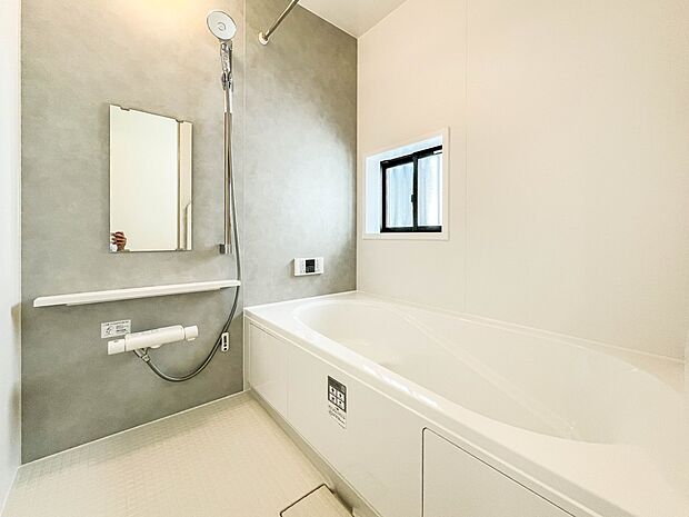 【浴室】浴室乾燥機完備。冬場にはヒヤッとしないように暖房機能、梅雨の時期には乾燥等、機能的で清潔感溢れる浴室。快適・清潔な空間で心も体もオフになる時間を楽しむことが可能です。