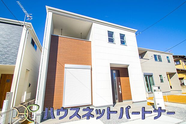 【現地外観写真】堂々たる趣ながら、主張し過ぎずどこか余裕を感じさせるシャープなフォルムで佇む邸宅は、晴天の空と照らし合わせる事で、本来あるべき完成形の姿を見せてくれます。