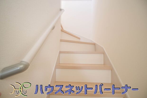 【その他内観】リビング階段の利点は、家族の個室が別階から移動時にリビングを通るので挨拶や会話が自然な日常になります。