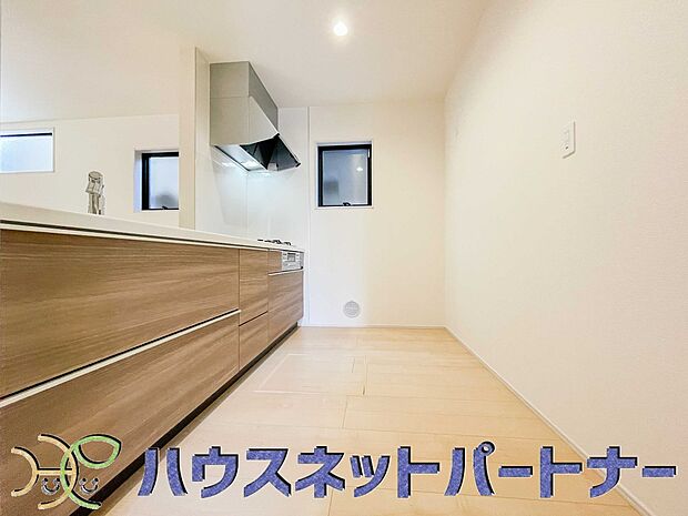 【キッチン】カウンターキッチンは広くて収納力もあるので、快適に料理をすることができます。食器や炊事用具を手の届くところに配置しやすいため調理もスピーディーです。
