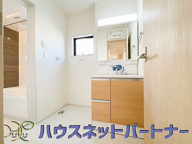 【洗面台・洗面所】大きく見やすい三面鏡で清潔感ある洗面台は、身だしなみチェックや肌のお手入れに最適です。何かと物が増える場所だからこそ、スッキリと見映えの良い空間に拵えました。