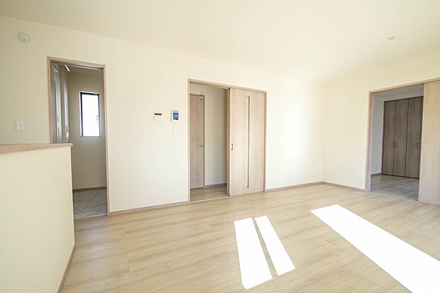 【リビング】うららかな陽射しがどのお部屋にも降り注ぎますように、快適さを追求した間取設計。得難い立地環境での生活を恵みの豊かな永住の地へと変えてくれます。