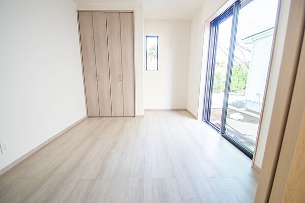 【洋室】リビングのお隣の洋室は、ホームパーティーの時に開放して楽しい空間作りが出来ます。