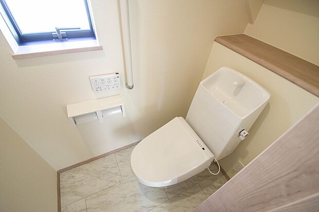 【トイレ】快適な生活を送るための必須アイテムとなった洗浄機能付トイレ。おしり洗浄、ビデ洗浄、暖房便座の３つの機能を標準装備しています。