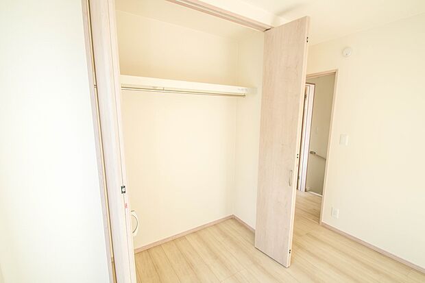 【収納】壁面クローゼットのメリットは、衣類が横一列に並ぶためひと目で洋服が選びやすいこと。衣類をたくさんお持ちの方も、限られたスペース内に無理なく収納することができます。