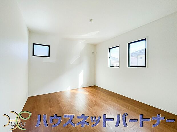 【子供部屋】明るい窓のあるお部屋は子供部屋にぴったり。可愛い家具で素敵なお部屋に。