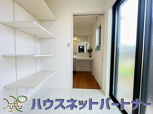 【洗面台・洗面所】リネン庫。かさばるタオル類も、すっきりしまって使いやすく。収納物の量に合わせて、可動棚を調整できます。