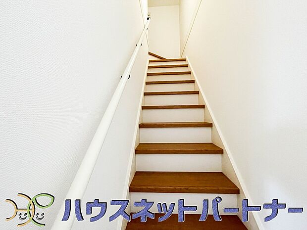 【その他内観】小屋裏収納へ上る階段。荷物を持って上がっても負担のない階段です。