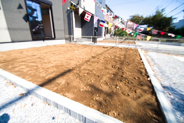 【庭】一戸建ての醍醐味は、何といっても庭があること。花や野菜を育てたり、子供と遊んだり、お客様を迎えたり…。大切なペットと過ごす心地良いスペースにもなりますね。