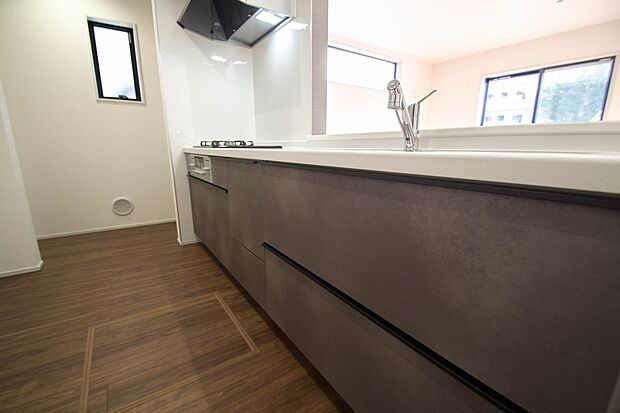 【キッチン】家族の様子を見ながらキッチンでお料理。一日の出来事を会話しながらの家事は嬉しいコミュニケーション。