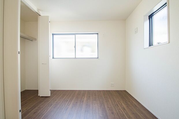 【子供部屋】独立性を高めたお部屋。たっぷりの収納も配備しており、片付いた空間を現実出来そう。陽光も降り注ぐ明るく開放的な空間が魅力的。