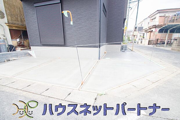 【駐車場】カースペース２台可。敷地内に駐車スペースが2台分確保されています。通勤、お出かけ、ショッピングなど、家族で出かける際の足となる車。状況に応じて使い分けたい、そんな方におすすめです。