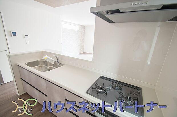 【キッチン】対面キッチンを設け、家族のコミュニケーションを考慮しました。また、熱を伝えにくい「複層ガラス」は快適な室温を保ち、冷暖房エネルギーを削減。光熱費の節約につながります。 