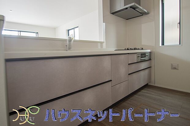 【キッチン】キッチン吊戸棚を無くす事によって、コミュニケーションを重視した設計に致しました。区画によって変わる一体感を、実際にご覧になって頂けましたらと思います。 