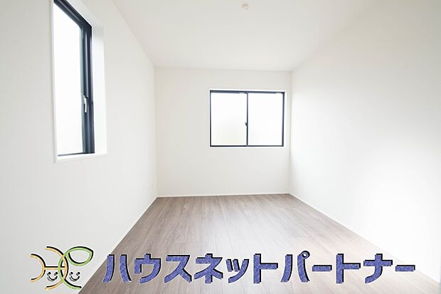 【子供部屋】日差しが差し込む明るいお部屋。朝は太陽の光を浴びて一日の始まりです。