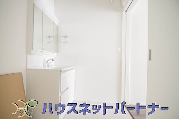 【脱衣場】広い脱衣所、洗面台も大きなサイズを設置。戸建では見ない広さと解放感。