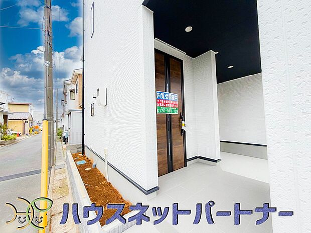 【玄関】玄関前に季節のお花を置いて可愛く演出してみてはいかがですか。楽しいお家造りが待っています。