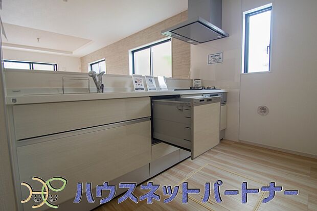 【その他設備(食器洗浄機(同仕様設備）)】食器洗いのわずらわしさから開放してくれる嬉しい設備。後片付けの手間を減らし奥様の時間を有効活用できます。お湯と洗剤を使う機会が少なくなるため、手荒れ防止にも。