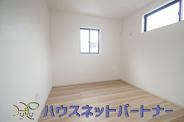 【その他設備(浴室乾燥機(同仕様設備）)】冬場にはヒヤッとしないように暖房機能、梅雨の時期には乾燥等、機能的で清潔感溢れる浴室。快適・清潔な空間で心も体もオフになる時間を楽しむことが可能です。