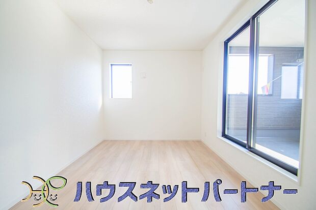 【寝室】陽光が降り注ぐ明るく開放的な空間が魅力的。