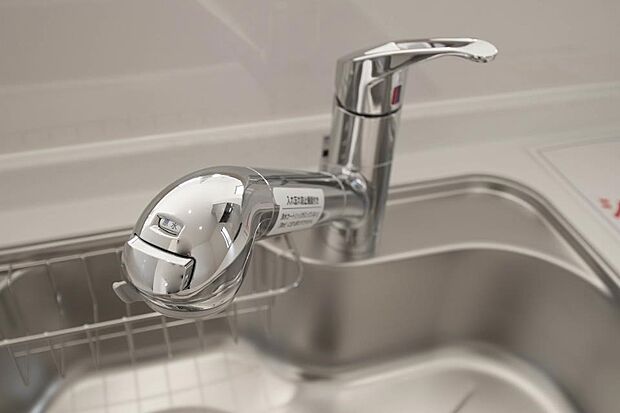 【一体型浄水器】一つの蛇口で「原水（水道水）」「シャワー」「浄水」を切り替えられる、浄水器を内蔵した混合水栓です。浄水は、水栓本体の首部分に付属のカートリッジをセットして使用します。