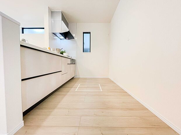 【キッチン】カウンターキッチンは広くて収納力もあるので、快適に料理をすることができます。食器や炊事用具を手の届くところに配置しやすいため調理もスピーディーです。