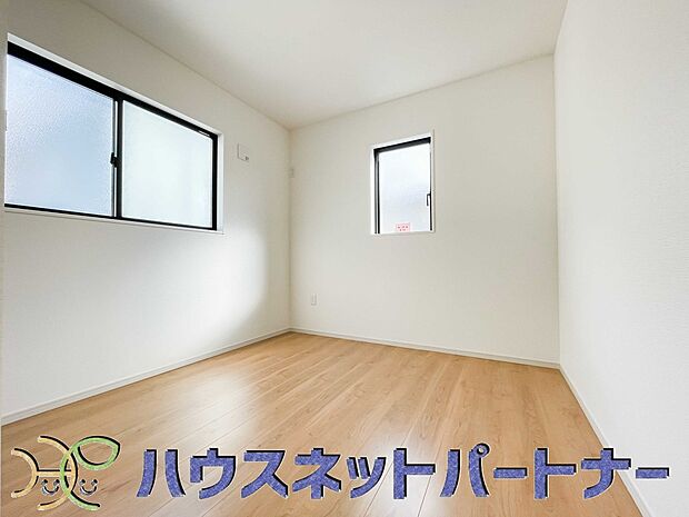 【洋室】太陽の光がお部屋を照らしてくれます。こんな朝を迎えると今日一日を頑張ろうと思えてきますよね。