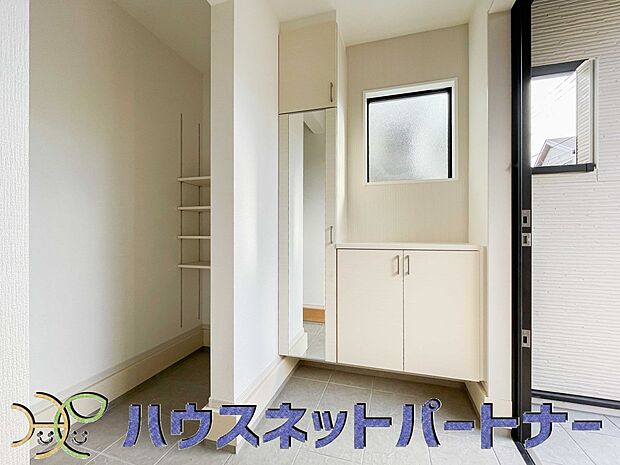 【玄関】玄関扉を開くとゆったりとした空間。この感動を現地で是非体感してみて下さい。