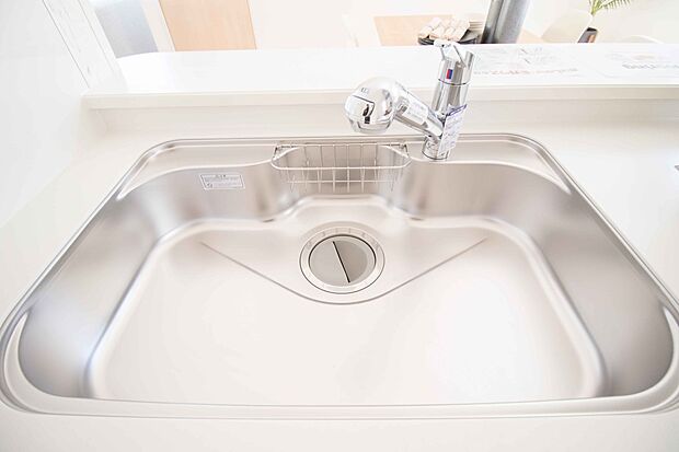 【同仕様設備)】(全面エンボス加工ステンレスシンク)傷や汚れが付きにくい全面エンボス加工シンクです。シンク底面の裏面に制振材を装着し、水はねの音や食器が当たる音を大幅に軽減する静音仕様です。