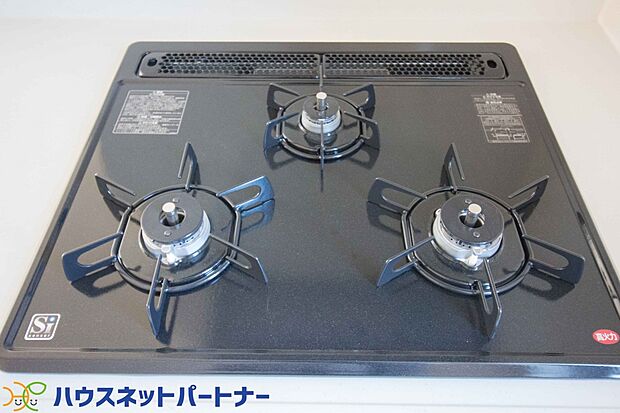 【同仕様設備)】三口コンロで料理の幅を拡げてくれる使いやすいシステムキッチンを採用。洗い場も大きいので野菜や食器を洗ったりする際にも捗り、奥様の強い味方となってくれるはずです。