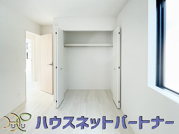 【収納】多くの人がお困りの住まいの収納。壁面クローゼットがあればタンスを置く必要がなく、出っ張りのないスッキリ空間を維持できます。限られたスペースを有効に活用できそう。