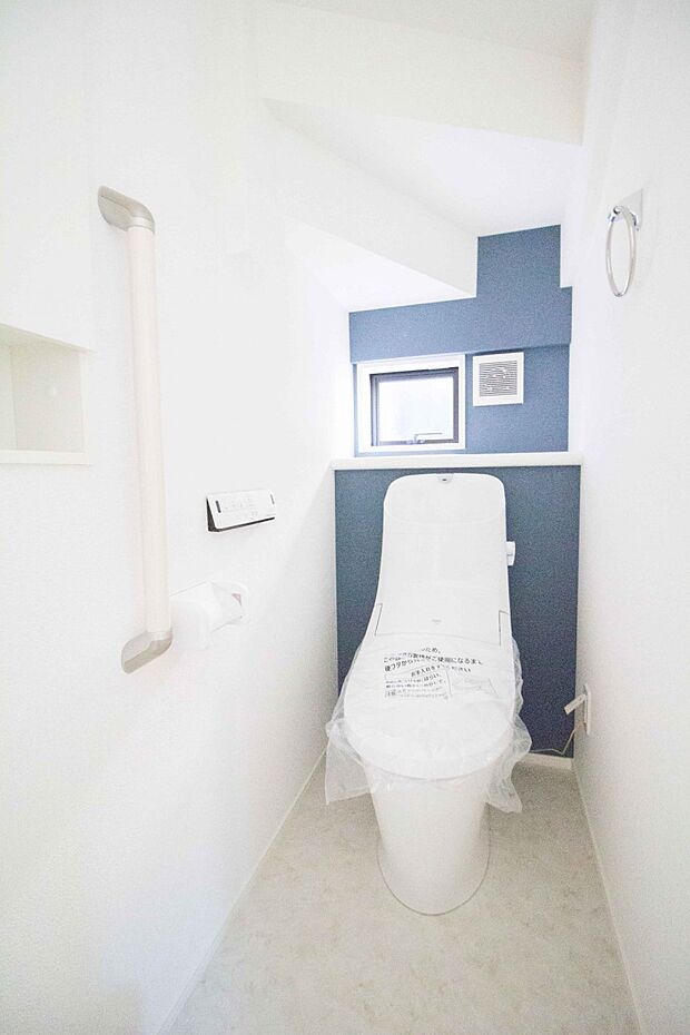 【同仕様設備）】快適な生活を送るための必須アイテムとなった洗浄機能付トイレ。おしり洗浄、ビデ洗浄、暖房便座の３つの機能を標準装備しています。