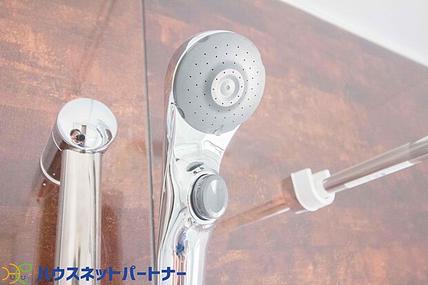 【同仕様設備)】シャワーヘッドに付いたスイッチで水流のオン・オフ切替が可能。浴室内で動き回ることの多い小さなお子様や、ペットを洗う際に便利。また無駄な吐水を防ぐので節水にも役立ちます。