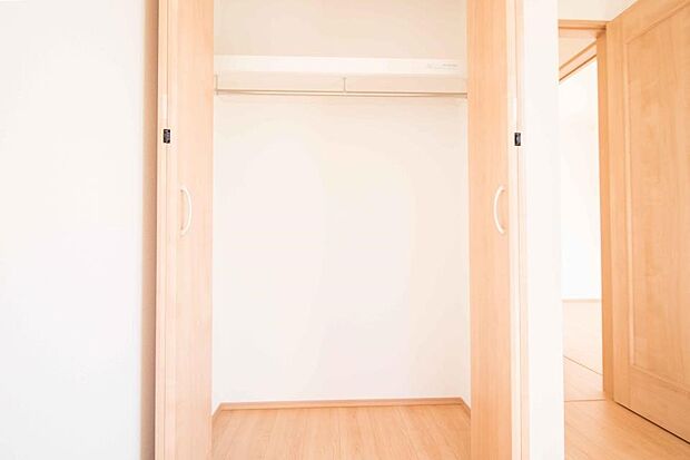 【収納】壁面クローゼットのメリットは、衣類が横一列に並ぶためひと目で洋服が選びやすいこと。衣類をたくさんお持ちの方も、限られたスペース内に無理なく収納することができます。