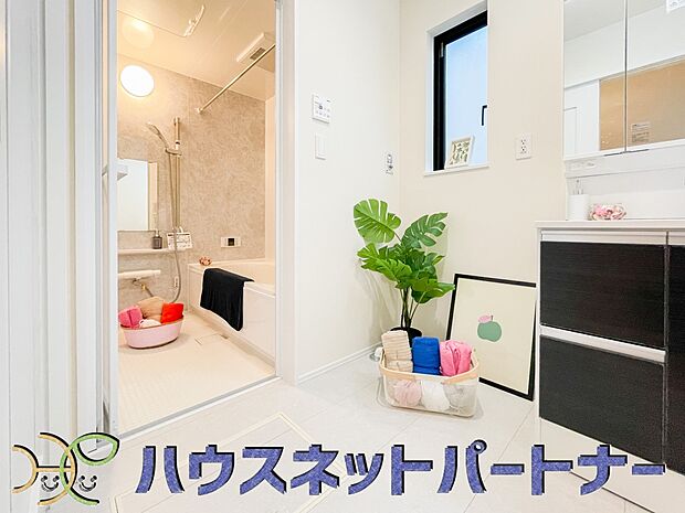 【脱衣場】毎日使う洗濯機。しっかりと奥行きのある置き場が確保されています。