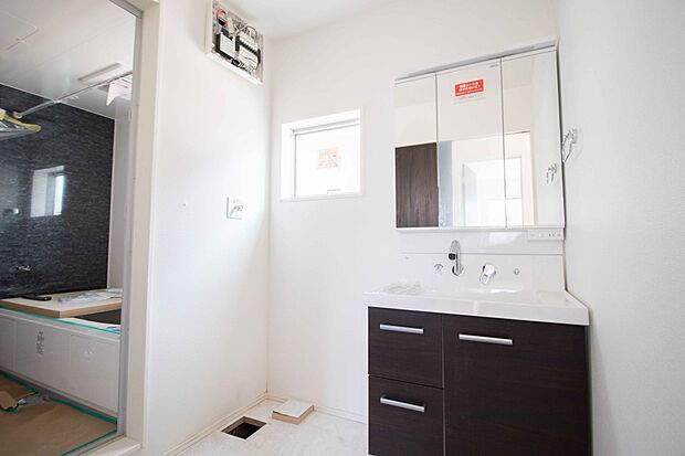 【洗面台（同仕様設備）】大きく見やすい三面鏡で清潔感ある洗面台は、身だしなみチェックや肌のお手入れに最適です。何かと物が増える場所だからこそ、スッキリと見映えの良い空間に拵えました。