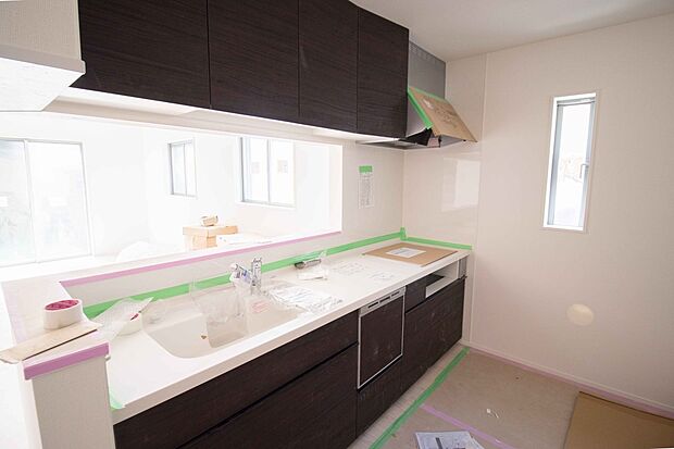 【システムキッチン（同仕様設備）】明るく開放的なオープンキッチン。家族とのコミュニケーションが取りやすく、みんなの笑顔が溢れます。