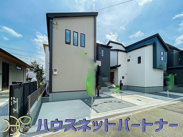 【現地外観写真】街に溶け合う美しい景観と、採光や風通しを考えて設計された間取り。近隣の視線を考え調整した窓位置など、外観だけでなく、住まうご家族の心地よさを最優先しました。