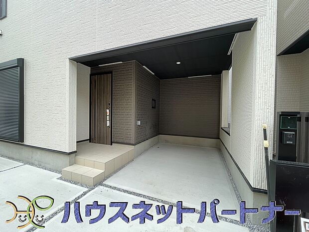 【玄関】玄関の扉を開けるとそこは家族の待つお家。笑い声が聞こえてきそう。