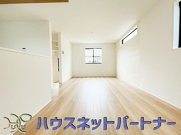 【リビング】うららかな陽射しがどのお部屋にも降り注ぎますように、快適さを追求した間取設計。得難い立地環境での生活を恵みの豊かな永住の地へと変えてくれます。