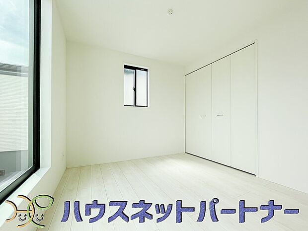 【寝室】バルコニーに直接出入りできるお部屋です。ちょっと外の空気を吸いたい時や、ベランダでミニガーデニングなども楽しめそうです。