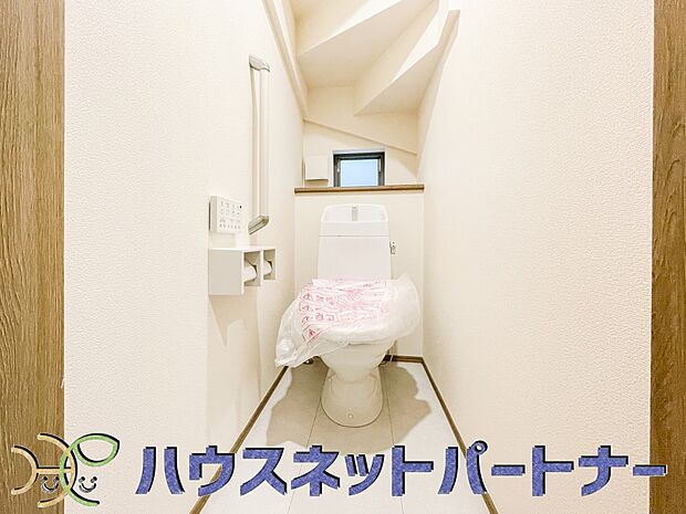 【トイレ】小窓を設置する事により明るく、通気性の良いトイレとなっております。中はゆとりのある大きさを確保しておりますので、ゆったりとお使い頂けます。 