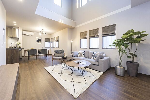 【20畳超のLDK】対面キッチンとダイニング、リビングの各スペースを使い分けできるゆとりの広さを確保しました。

※1・2・4・16・18・25号棟