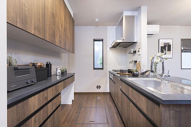 【対面キッチン】少ない動きで調理ができるキッチンに、対面式カウンターを備えた機能的なシステムキッチンを採用。

※1・2・3・4・17・18・23・24・25・26・32号棟