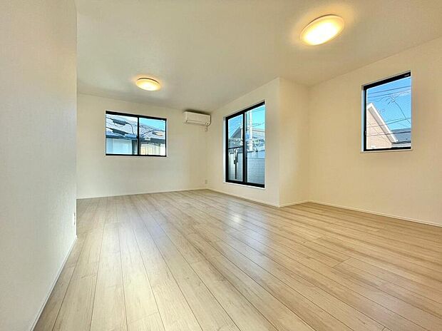 【A号棟　リビング】くつろげるリビングは話に夢中になりすぎて、ついつい時間を忘れてしまう。そんな束の間の幸せを感じさせてくれる場所です。