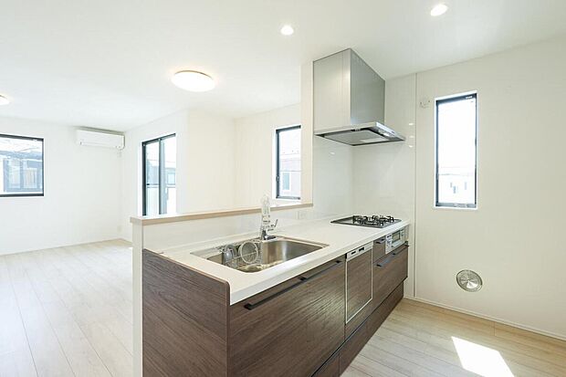 【A号棟　キッチン】キッチンは毎日使う場所だから、忙しいときでも使いやすく、いつもキレイに保ちたい。等身大のわが家らしい、ぴったりのキッチン。