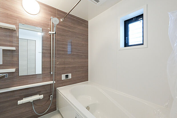 【A号棟　浴室】浴槽は跨ぎやすいよう配慮されており、シャワーヘッドの位置も変えられる、使い勝手の良い浴室です。